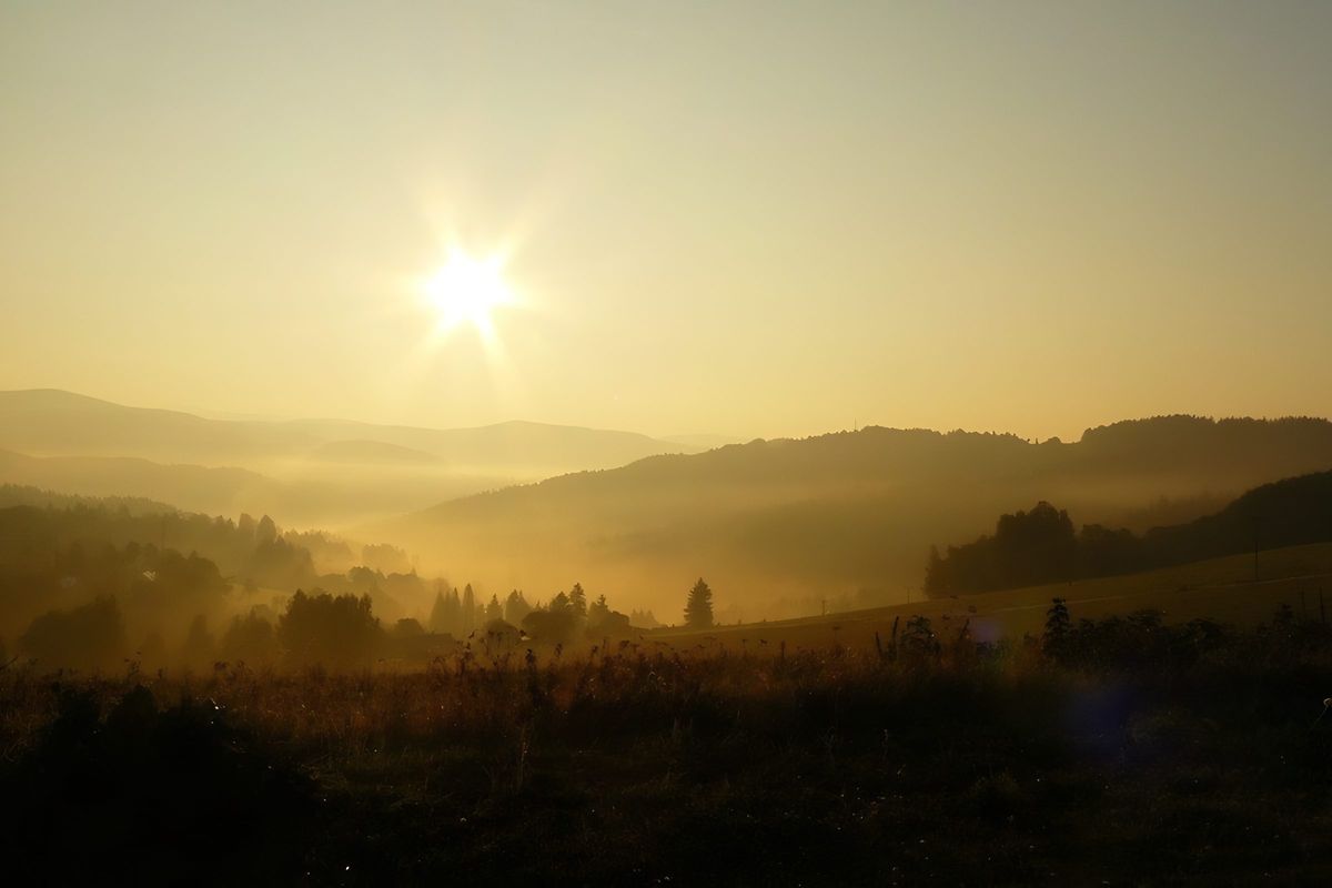 Večerní slunce nad krajinou v okolí Příchovic