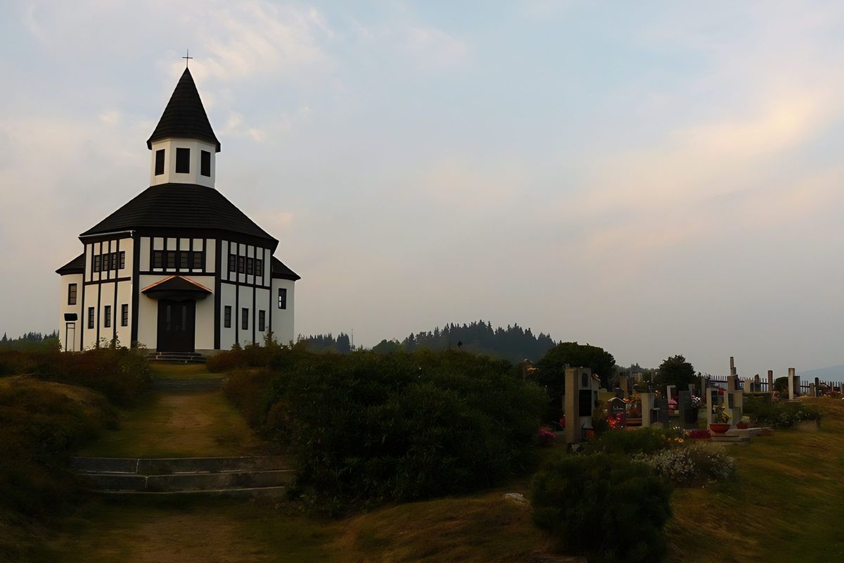 Kaple na kopci nad krajinou
