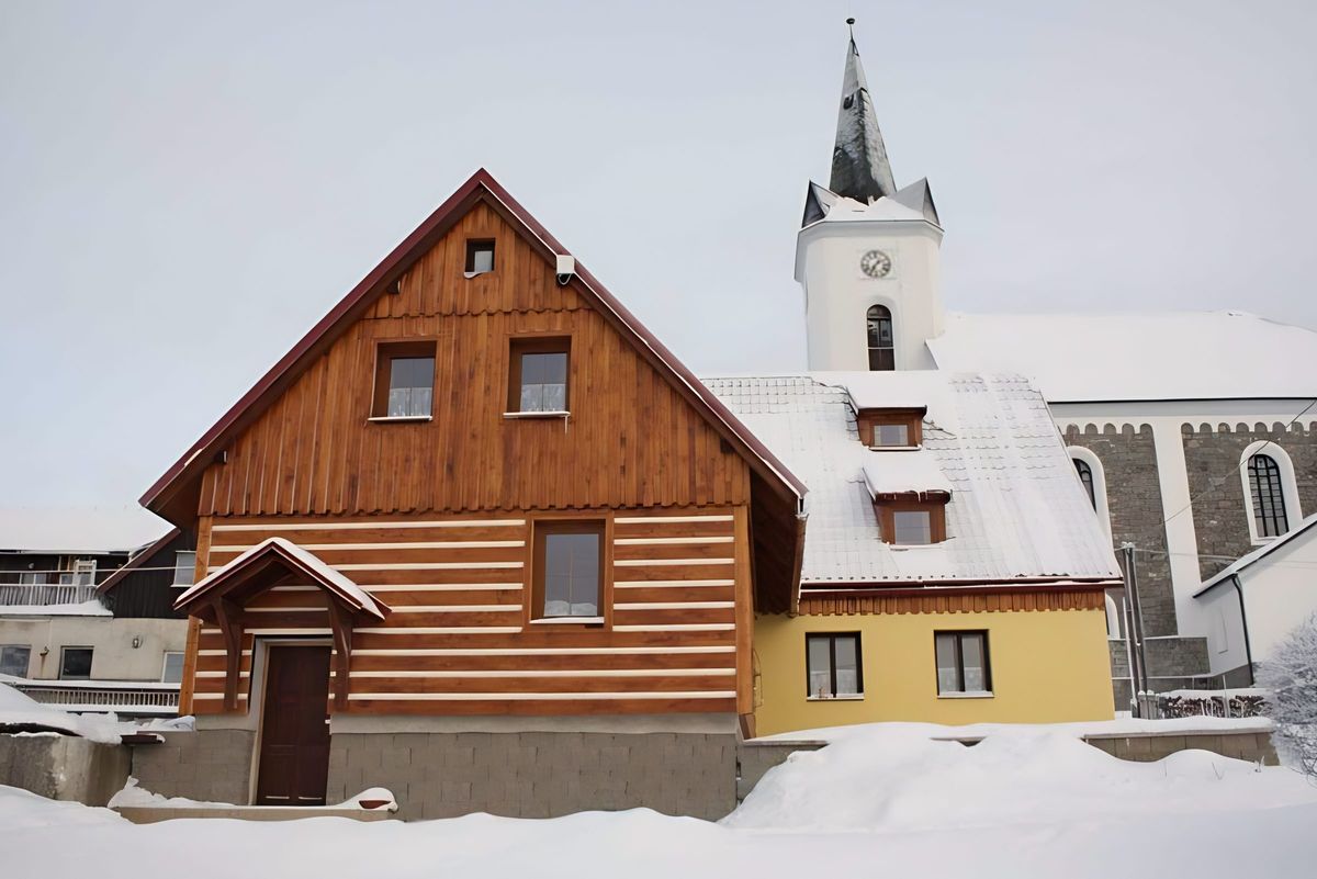Chata Dáša pod sněhem vedle přícho­vického kostela
