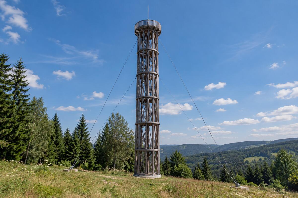 Štíhlá dřevěná rozhledna nad lesy